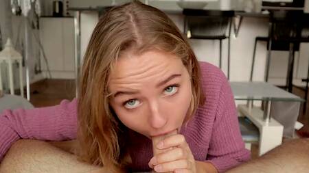 Молоденькая блондинка без лишних вопросов отсосала и разрешила накончать в рот