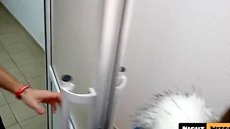 Предложил незнакомой русской телке отсосать в подъезде и сделать это очень глубоко