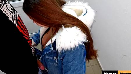 Предложил незнакомой русской телке отсосать в подъезде и сделать это очень глубоко