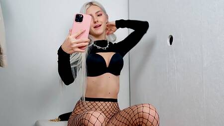 Красотка Eva Elfie  заслужила мощный камшот на лицо после крутого отсоса в глорихолл