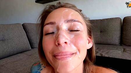 Искупал в сперме подружку с маленькими сиськами, которая так хотела камшот на лицо