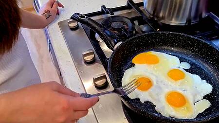 Красотка с большой жопой  встала раком для папочки ради новенького айфона