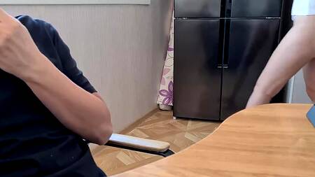 Красотка с большой жопой  встала раком для папочки ради новенького айфона