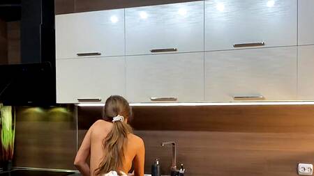 Настоящая горничная трахается в жопу даже не отвлекаясь от борьбы с пылью