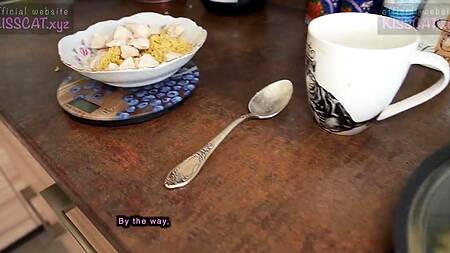 Умелая сучка успевает и есть готовить и круто трахаться с бойфрендом раком