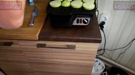 Умелая сучка успевает и есть готовить и круто трахаться с бойфрендом раком