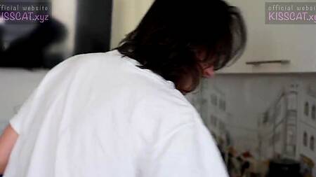 Умелая сучка успевает и есть готовить и круто трахаться с бойфрендом раком