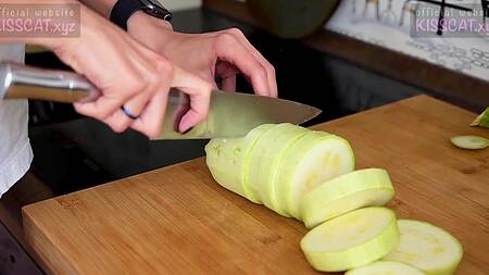 Умелая сучка успевает и есть готовить и круто трахаться с бойфрендом раком