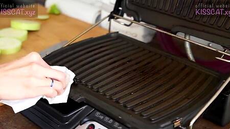 Умелая сучка успевает и есть готовить и круто трахаться с бойфрендом раком