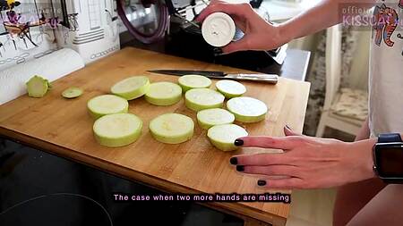 Умелая сучка успевает и есть готовить и круто трахаться с бойфрендом раком