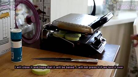 Умелая сучка успевает и есть готовить и круто трахаться с бойфрендом раком