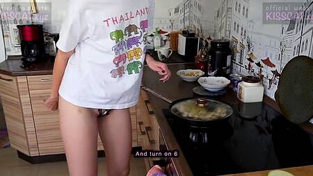 Умелая сучка успевает и есть готовить и круто трахаться с бойфрендом раком