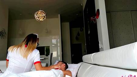 Неотложная сексуальная помощь с анальным сексом приводит в сознание пациента