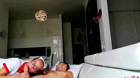 Неотложная сексуальная помощь с анальным сексом приводит в сознание пациента