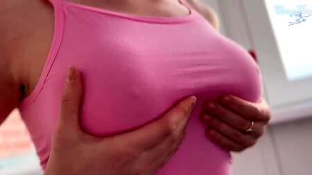 Рыженькая краля принимает в себя большой дилдо и крепкий член, отрабатывая горлом и пиздой