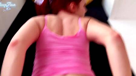 Рыженькая краля принимает в себя большой дилдо и крепкий член, отрабатывая горлом и пиздой