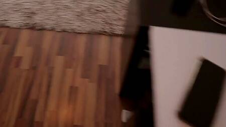 Симпотная краля показала как пользоваться анальной пробкой, а затем дала в разработанную жопу