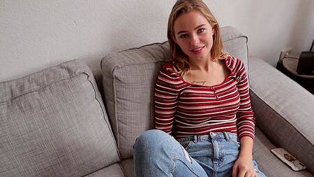 Симпотная краля показала как пользоваться анальной пробкой, а затем дала в разработанную жопу