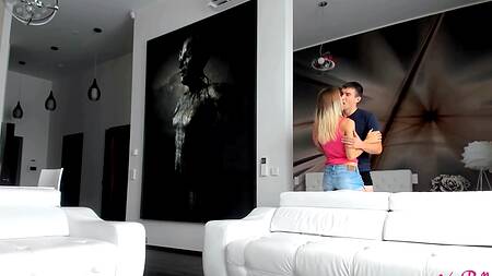 Сочный и глубокий отсос в позе 69 стоя и нежный кунилингус для бритой киски