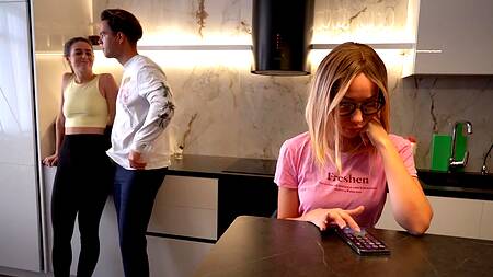 Без стонов выебал жопастенькую подружку жены на кухне пока делал кофе