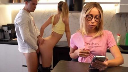 Без стонов выебал жопастенькую подружку жены на кухне пока делал кофе