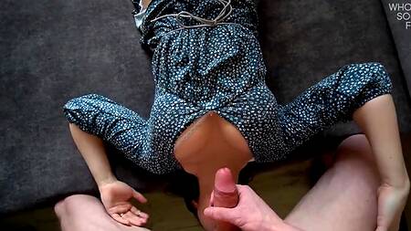 Заводная телка шустро прыгает на длинном члене, двигая бесподобной упругой жопой