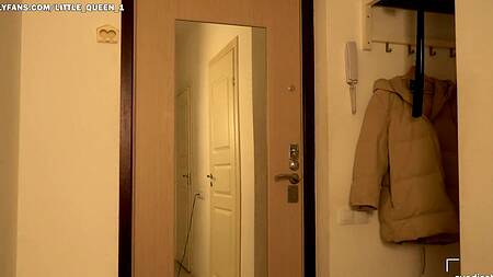 Круглозадая девица потрахалась в ванной с симпатичным курьером, который просто починил кран