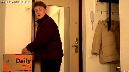 Круглозадая девица потрахалась в ванной с симпатичным курьером, который просто починил кран