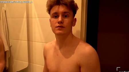 Круглозадая девица потрахалась в ванной с симпатичным курьером, который просто починил кран