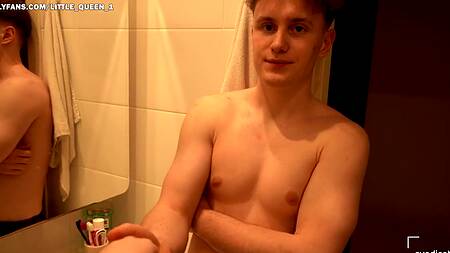 Круглозадая девица потрахалась в ванной с симпатичным курьером, который просто починил кран