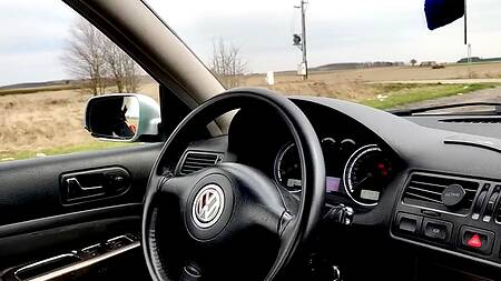 Шлюшка с большими сиськами настойчиво сосет толстый хер инструктора по вождению прямо в машине