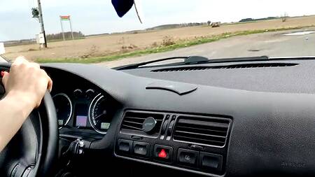 Шлюшка с большими сиськами настойчиво сосет толстый хер инструктора по вождению прямо в машине