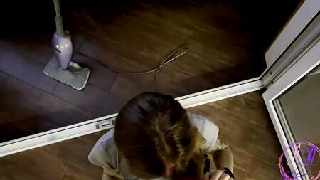 Сексуальная горничная подрабатывает киской, трахаясь с мужем хозяйки