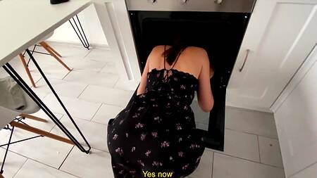 Застрявшая в духовке телка отблагодарила спасителя глубоким минетом на кухне