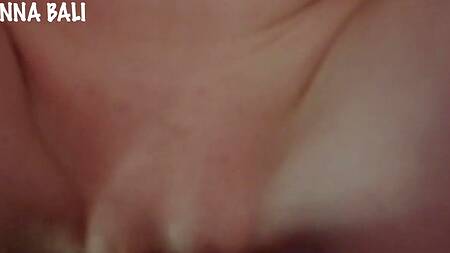 Напуганная голая девушка прячется от грозы на крепком члене соседа, трахаясь от первого лица