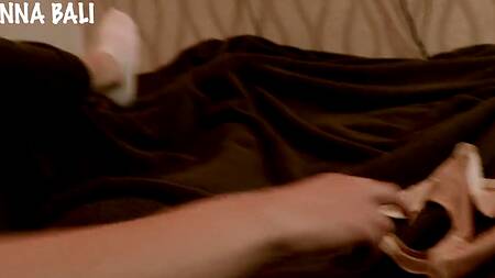 Напуганная голая девушка прячется от грозы на крепком члене соседа, трахаясь от первого лица