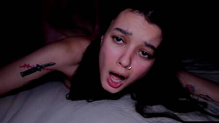 Татуированная крошка с очень мокрой киской кончает на длинном члене и получает камшот на живот