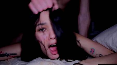 Татуированная крошка с очень мокрой киской кончает на длинном члене и получает камшот на живот