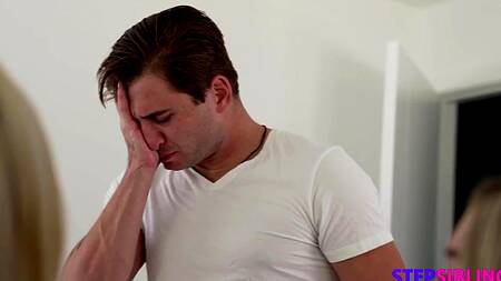 Две блондинки трутся мокрыми кисками после приятного секса втроем