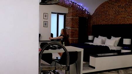 Рыжая скромница с тугой киской соглашается жарко потрахаться с опытным мачо