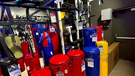 Экстремальный анальный секс в туалете торгового центра с худенькой незнакомкой