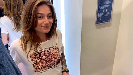 Экстремальный анальный секс в туалете торгового центра с худенькой незнакомкой