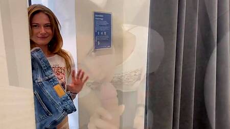 Экстремальный анальный секс в туалете торгового центра с худенькой незнакомкой