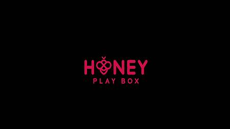 Красотка пробует новый резиновый член в киске и следом ебется раком