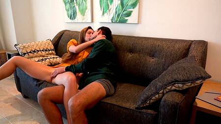 Красотка не носит трусики и потому ее так хочет выебать лучший друг после кунилингуса