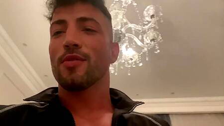 Горячую брюнетку с силиконовыми сиськами бодро выебали в киску и угостили камшотом