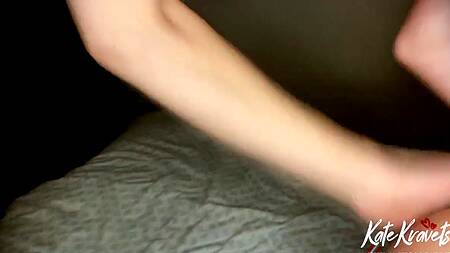 Грязная русская шлюшка отдалась в глотку и предложила выебать ее пизду