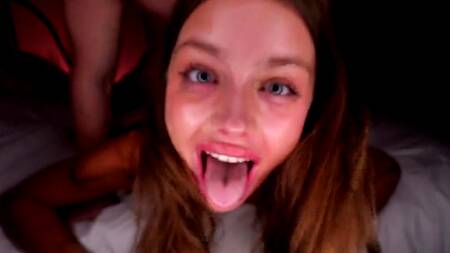 Мощный сквиртинг после жесткой горловой ебли и полного унижения киски большим членом