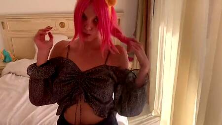 Молодая нимфоманка раздвигает ножки и просит ебать ее долго и интенсивно