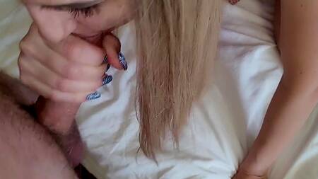 Блондиночка хотела спокойно полежать, но у ее парня были планы на ее писечку